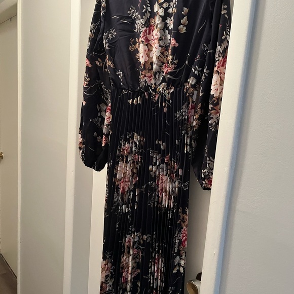 Long sleeved modest dress - Picture 4 of 4
